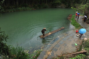 河中捞物的救援场景