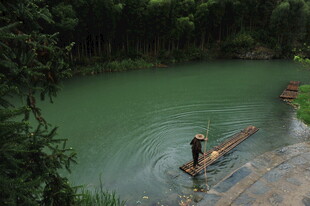 竹筏泛于绿水间