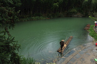 山间绿水畔的惬意游泳者