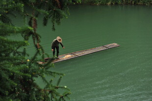 江上独舟人 悠然泛清波