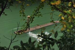 江上竹筏 独赏山水景致