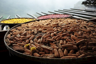 大盆中的多样美味坚果