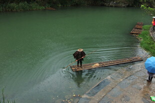 河边木栈道上的过河行人