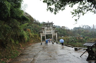 山间古牌坊下的漫步小径