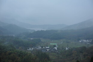 雾中朦胧山村景色