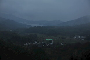 山间暮色中的静谧村落