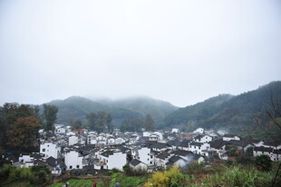 雾中徽派村落美景