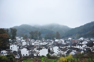 雾中徽派村落景致