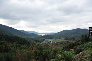 山间景致 远观村落与山峦