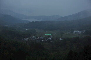 山间村落隐于朦胧雾色中