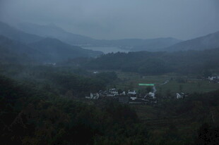 山间雾霭中的村落景观