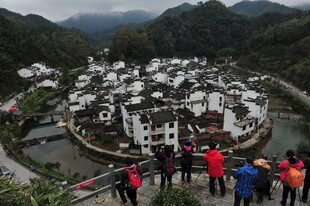 俯瞰山村美景的游客