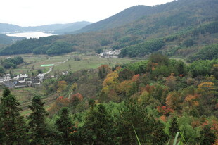 秋日山林间的美丽村落