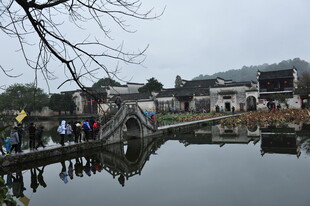 江南水乡湖畔行人景致