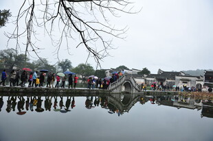湖畔人群倒影风景如画