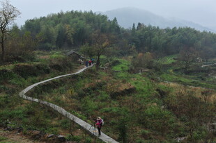 山间小径上的徒步者