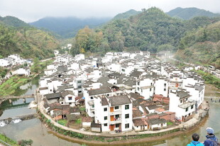 水墨风格古村落全景