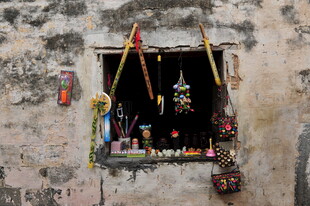 古老墙洞中的特色小摊位