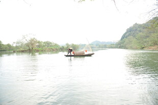 江上小船悠然行