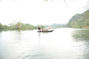 江上小船悠然行