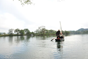 孤舟泛于宁静湖面
