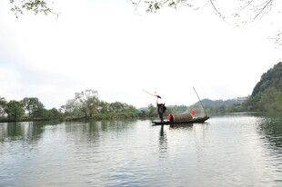 湖上扁舟悠然行