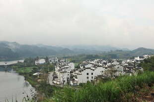 山水间的白墙村落美景