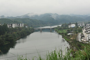 山水间的城镇风光