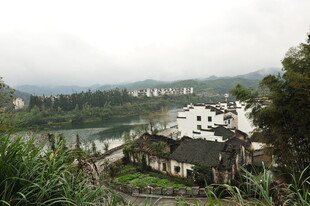 山村景致 古朴村落隐于绿野