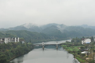 山水间的桥梁与城镇风光