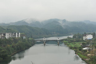 山水间的桥梁与村落风光
