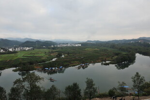 宁静山水间的美丽湖景