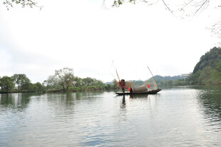 江上孤舟伴山水风光