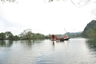 宁静江景中的古朴船只