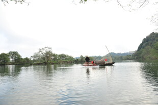 宁静湖面上的小船与远山