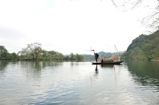 宁静湖面的悠然小船