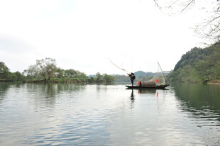 宁静湖面上的悠然小船