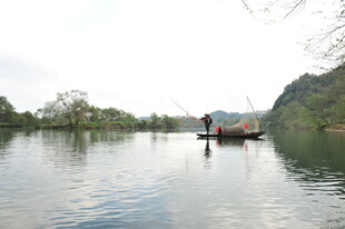 宁静湖面上的悠然小船
