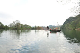 宁静湖面的悠然小船