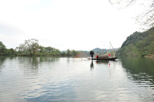 宁静湖面的悠然小船