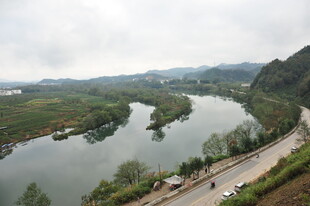蜿蜒河流旁的公路风景