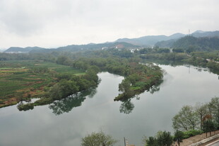 山间蜿蜒河流秀丽风光