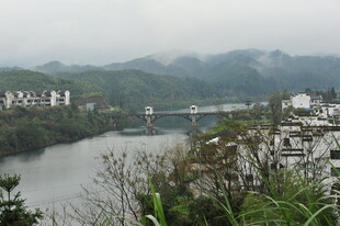 山水相依的城镇风光