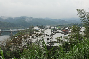 山间临水村落景色