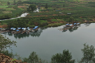 山水间的宁静村落与湖泊