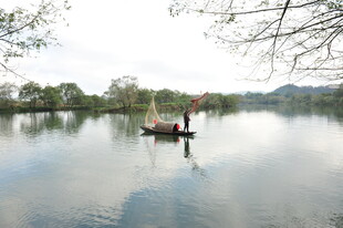 湖上轻舟享悠然时光