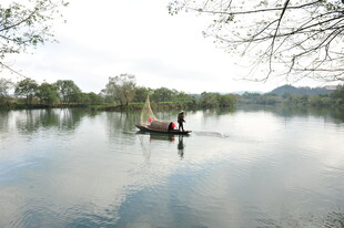 湖上泛舟享静谧时光