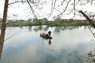 湖上泛舟享悠然时光