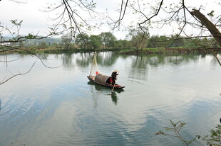 湖上孤舟垂钓者