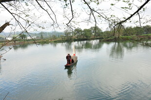 湖上泛舟赏景